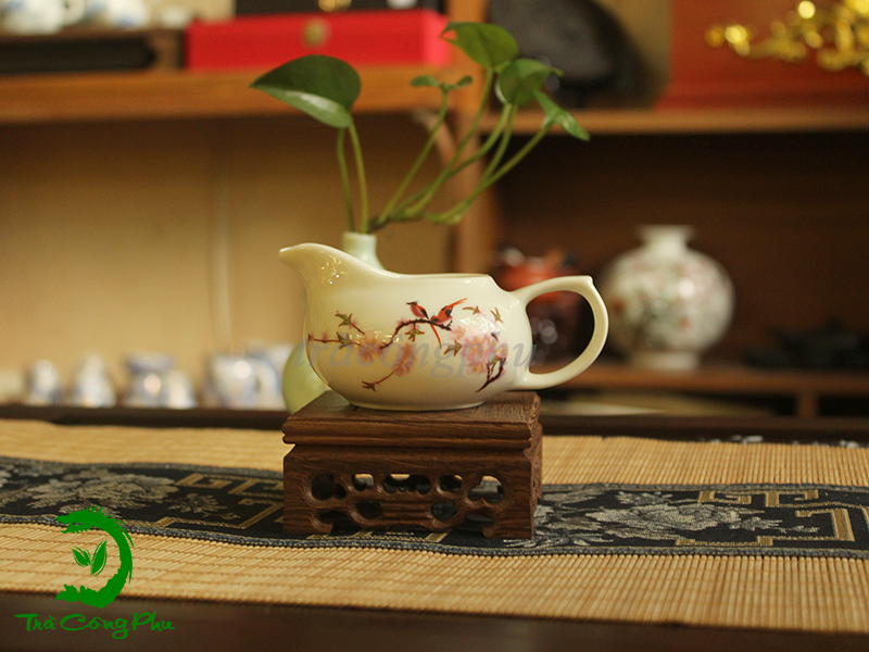 Bộ ấm chén sứ được trang trí với hình ảnh bông hoa đào